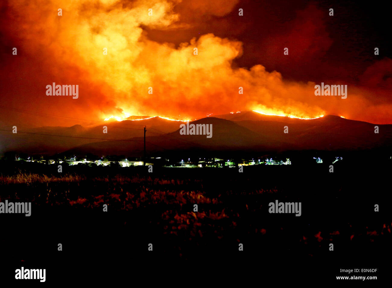 Le Tomahawk feux naturels) de nuit vers l'immeuble d'habitation 15 Mai 2014 autour de Camp Pendleton, en Californie. Banque D'Images