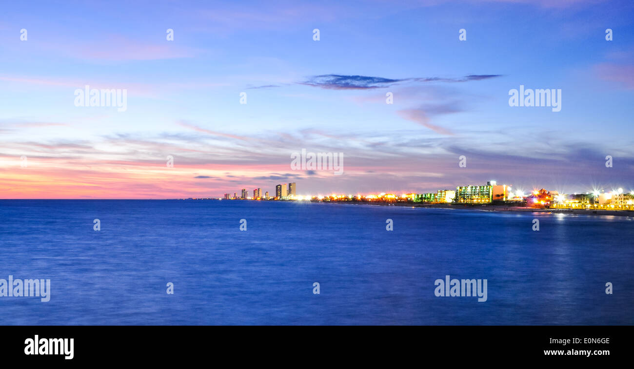 Panama city skyline at sunset Banque D'Images