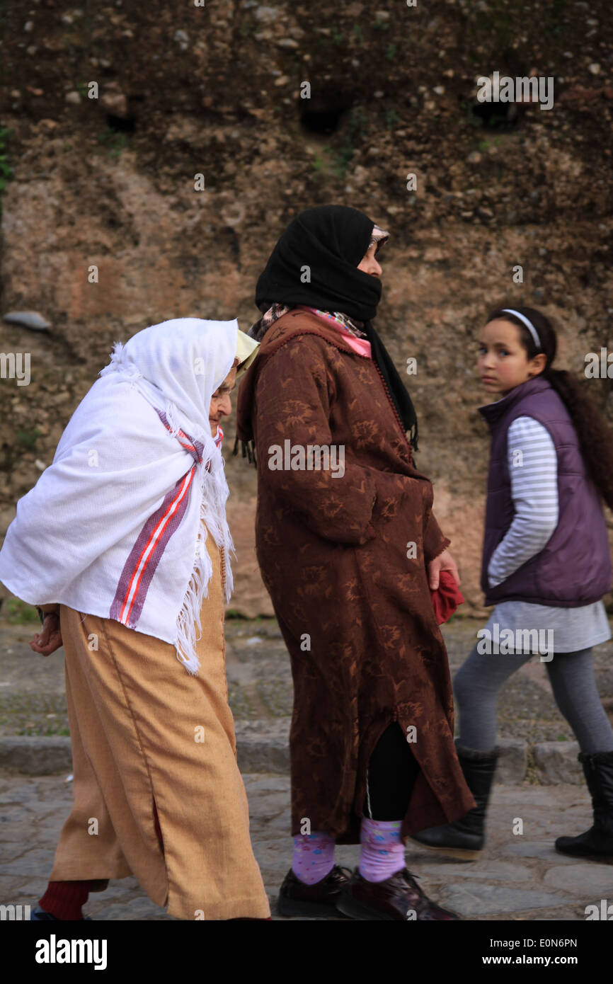 Les femmes portant le costume traditionnel à Chefchaouen au Maroc Banque D'Images