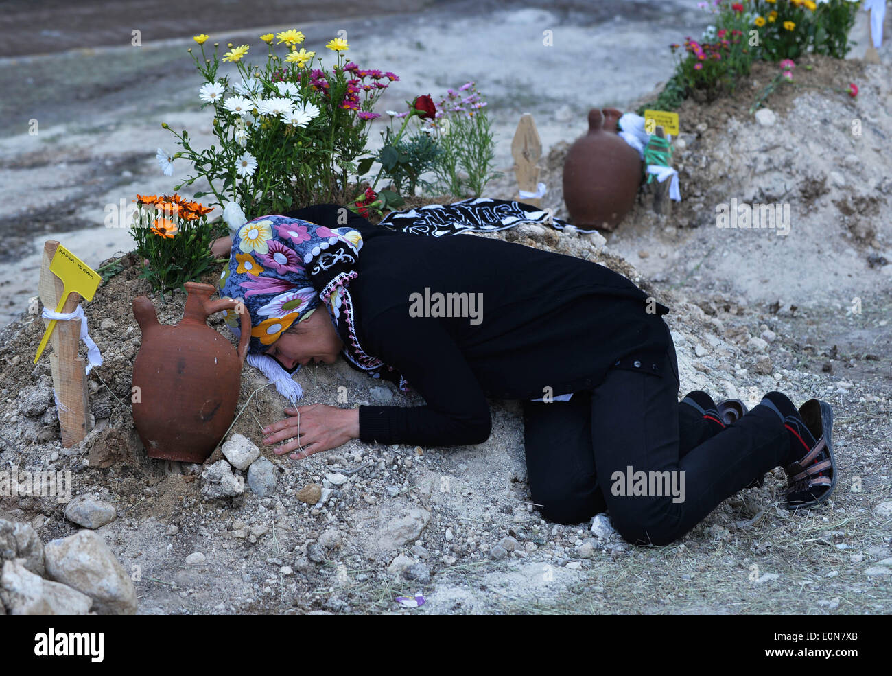 Soma, la Turquie. 15 mai, 2014. Une femme pleure à côté de la tombe d'une victime dans un cimetière de Soma de Manisa, Turquie, le 15 mai 2014. Le nombre de morts en Turquie dans le pire désastre de mine de charbon a augmenté à 292 après huit autres corps ont été trouvés dans la ville de Soma, le ministre de l'énergie Taner Yildiz a déclaré en fin de journée le vendredi. © Lu Zhe/Xinhua/Alamy Live News Banque D'Images