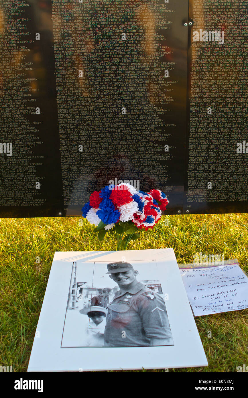 Une réplique de la Vietnam Veterans Memorial à Washington D.C. à l'affiche au parc communautaire de Woodbridge Irvine Cali Banque D'Images