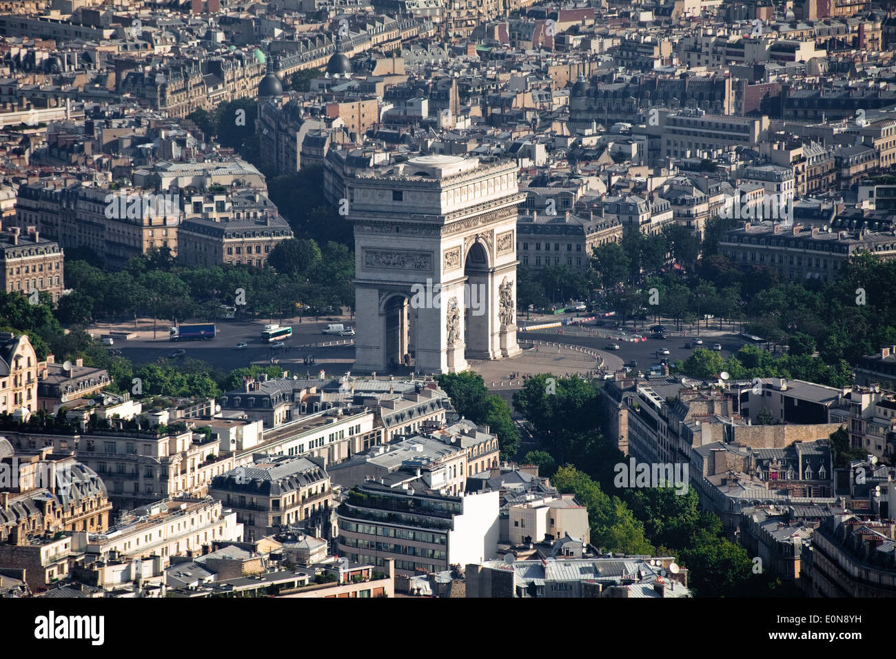 Vue de la Tour Eiffel et l'Arc de Triomphe, Paris, France Banque D'Images