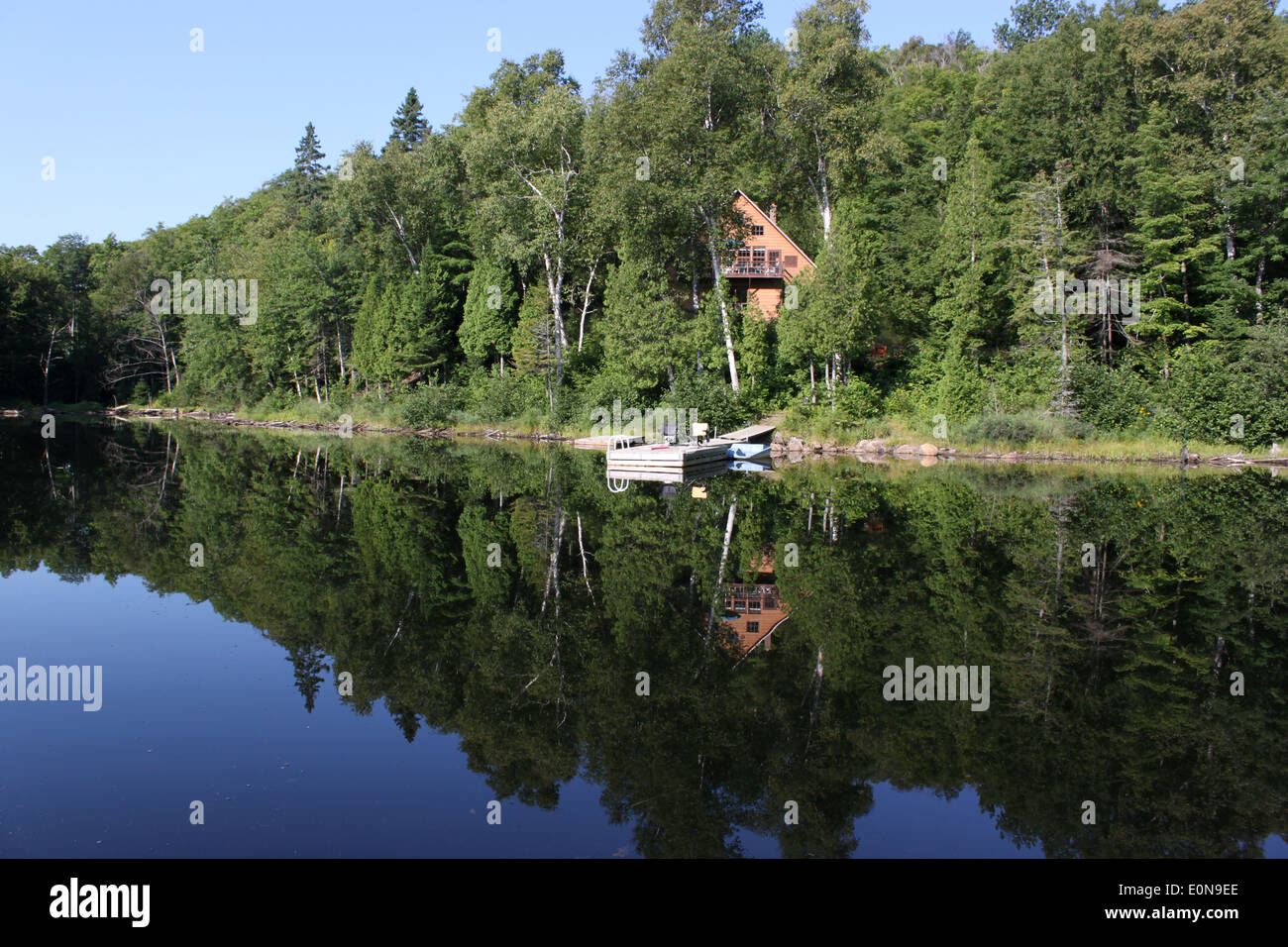 Petit lac dans la région des chalets au Québec, Canada Banque D'Images