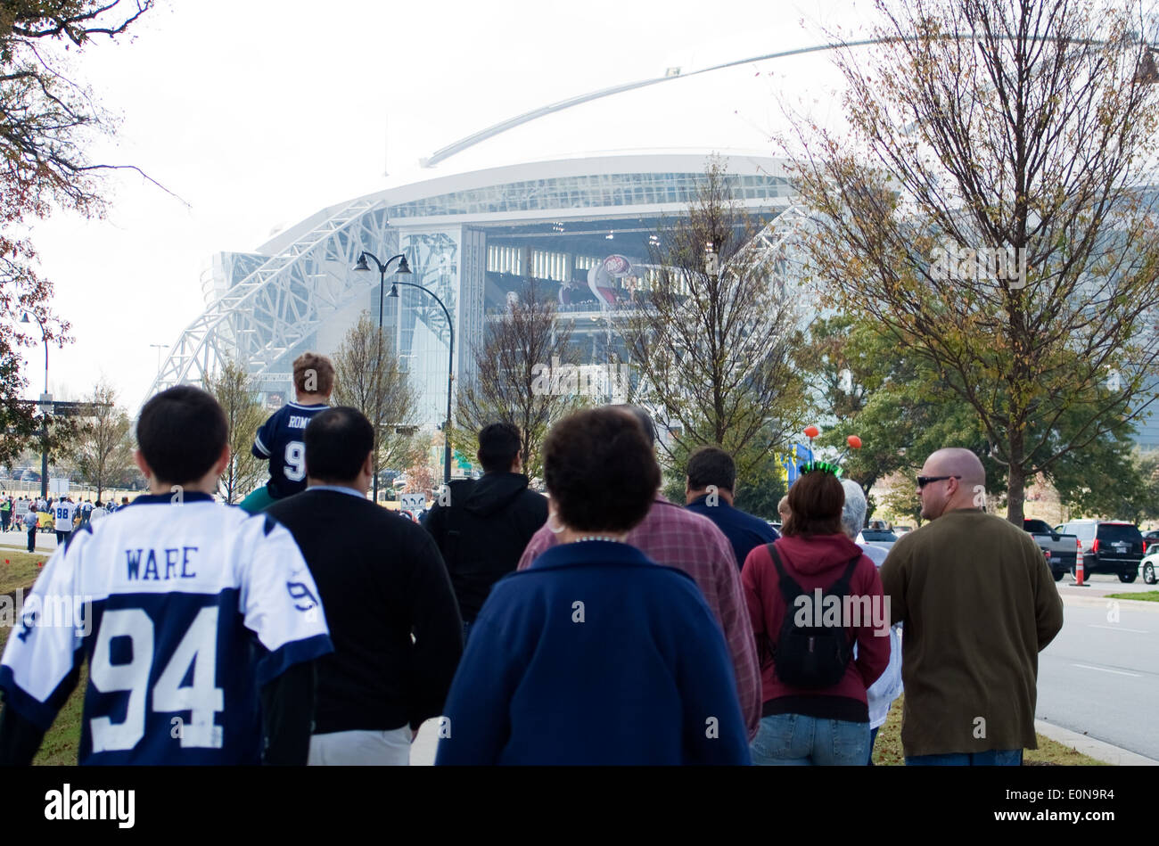 Les gens marchent vers un stade à Dallas Banque D'Images