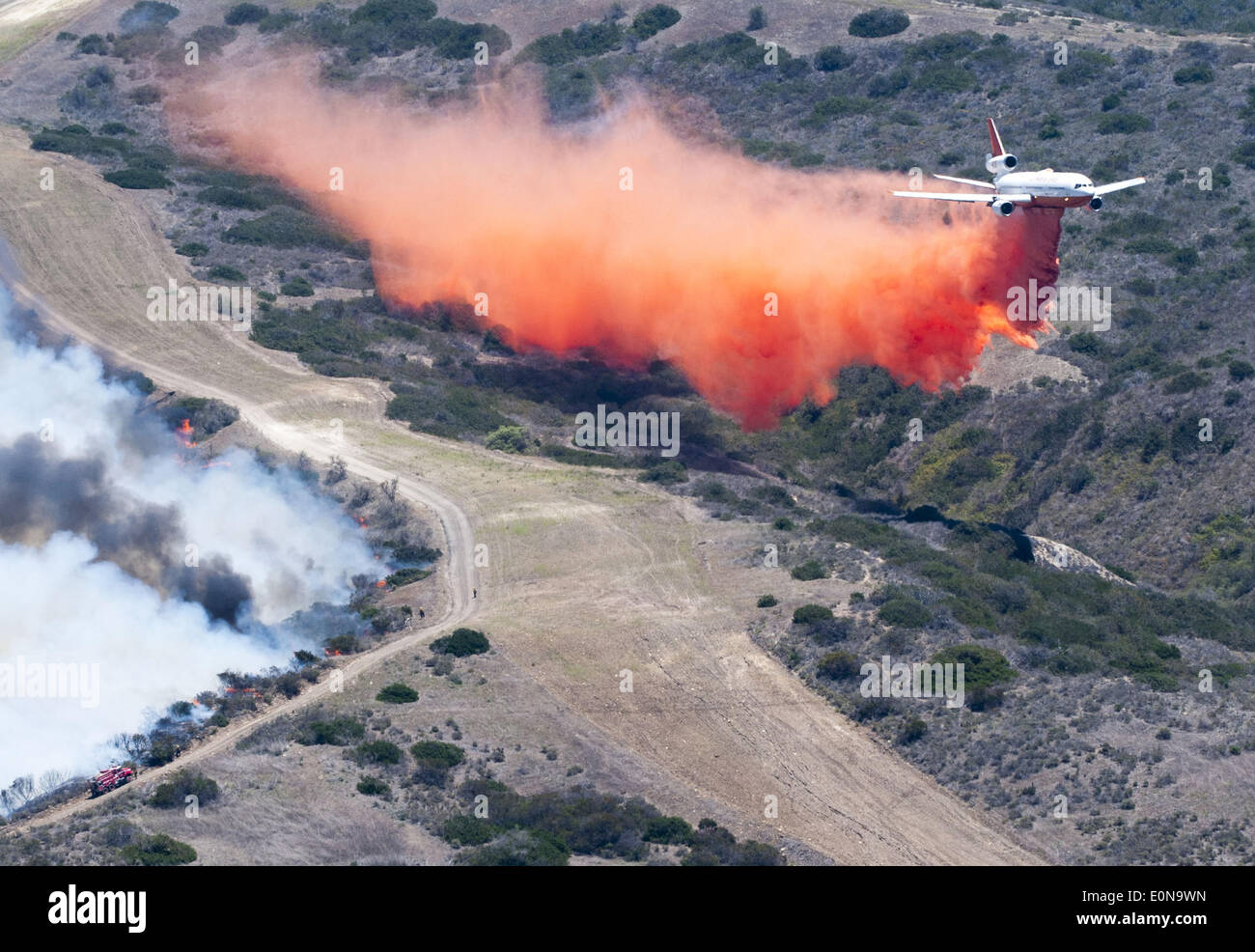 San Clemente, Californie, USA. 16 mai, 2014. Un aéronef à voilure fixe à l'avant-ignifuge gouttes bord ouest de l'incendie, vendredi matin. La Talega Incendie à la frontière la plus au nord du Camp Pendleton de mettre en place un très grand panache de fumée le dimanche matin, facilement visible depuis San Clemente. L'incendie, d'un 1/2 au sud de Cristianitos Road, rapidement déplacé au sud-est et à l'écart de San Clemente mais dans les bâtiments connu sous le nom de l'École d'infanterie. Credit : ZUMA Press, Inc./Alamy Live News Banque D'Images