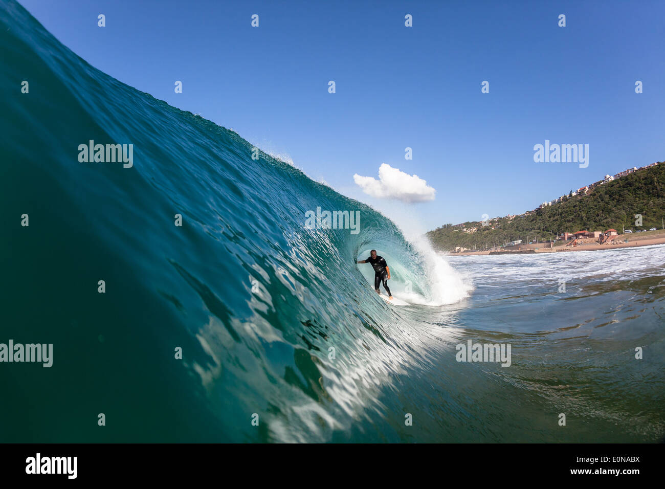 Surf surfer à l'intérieur de tubes en creux des vagues d'océan d'une action, l'eau photo Banque D'Images