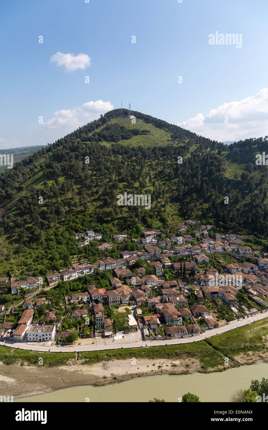 Période Ottomane, maisons de quartier Gorica comme vu du château, la ville de Berat, Albanie Banque D'Images