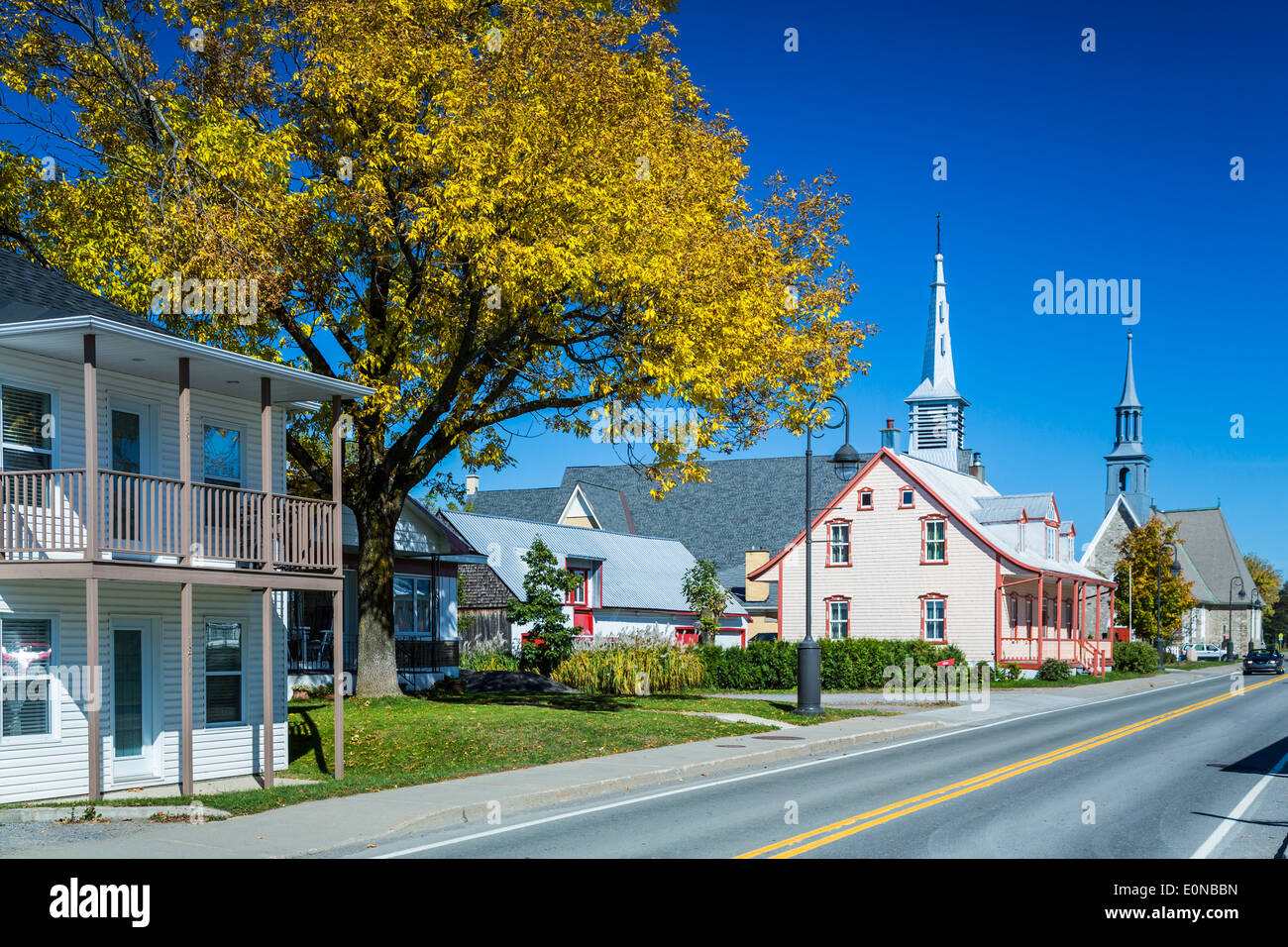 Une rue avec des maisons et une église dans le village de Saint Pierre