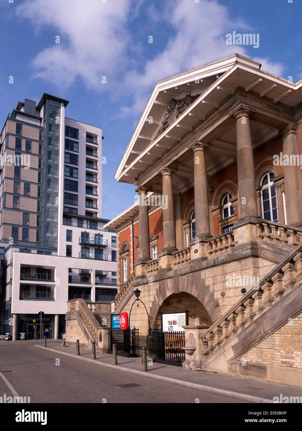 L'ancien et le nouveau. Old Custom House moderne appartement avec haute bloc au-delà, quai d'Ipswich, Suffolk, Angleterre, Royaume-Uni Banque D'Images