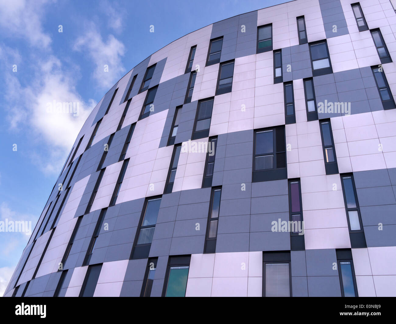 Gris et Blanc, d'évitement de l'immeuble Front de Suffolk University avec ciel bleu au-dessus, dans le Suffolk, Ipswich, Angleterre, RU Banque D'Images