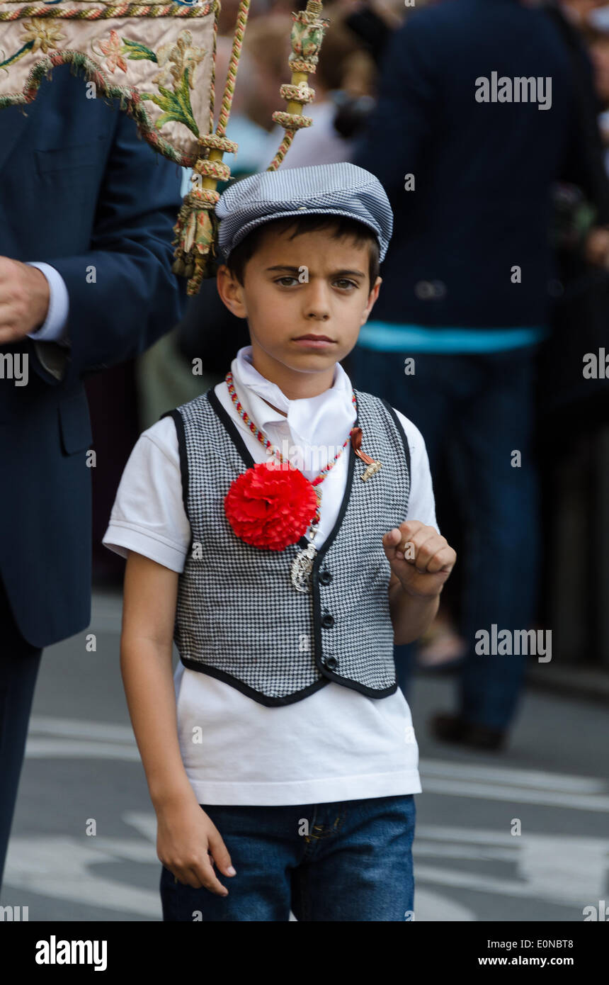 Jeune garçon habillé en costume 'chulapo" pour Fiesta de San Isidro, Madrid  Photo Stock - Alamy