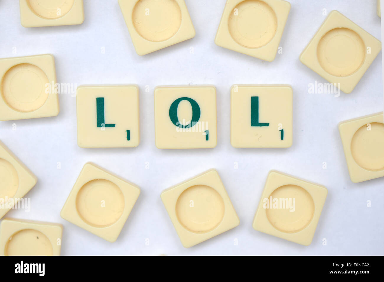 Les tuiles de SCRABBLE la lecture des mots LOL (rire). Banque D'Images