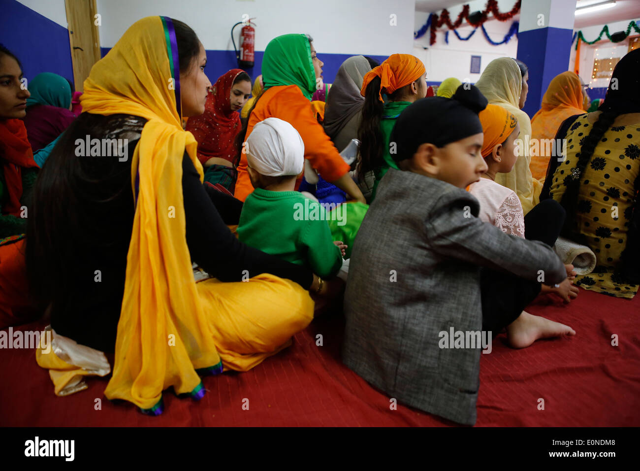 Fidèles sikhs au cours d'une célébration Baisakhi sikhe dans communith diaspora entre l'île de Majorque, Espagne Banque D'Images