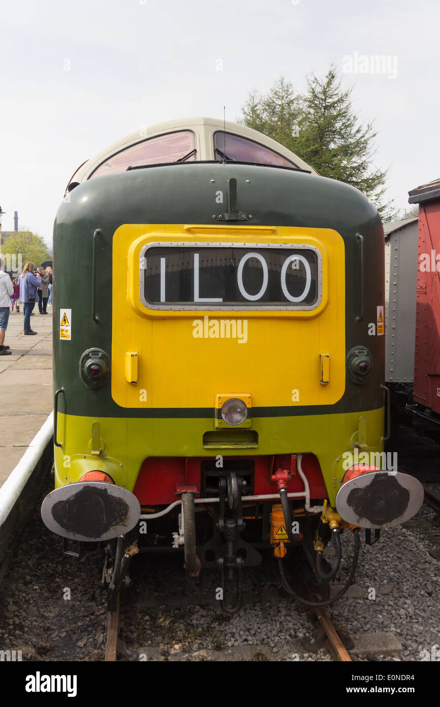 La fin de la ligne à Rawtenstall gare sur la East Lancashire Railway avec Deltic D9009 'Alycidon' dans la station. Banque D'Images