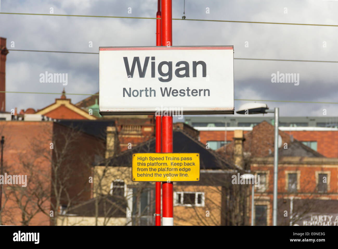 Wigan North Western West Coast Main Line Railway station, signer et d'avertissement de garder l'arrière de la plate-forme edge. Banque D'Images