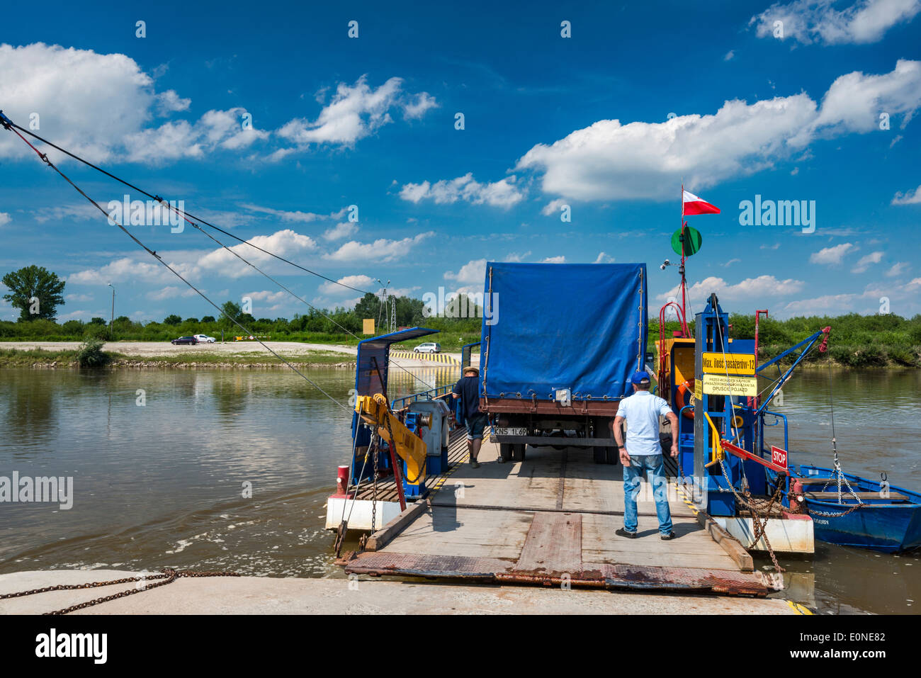 Sans frais locaux deux câble voiture traversée en ferry de la rivière Vistule près de Nowy Korczyn, aka Malopolska Pologne petite région, Pologne Banque D'Images
