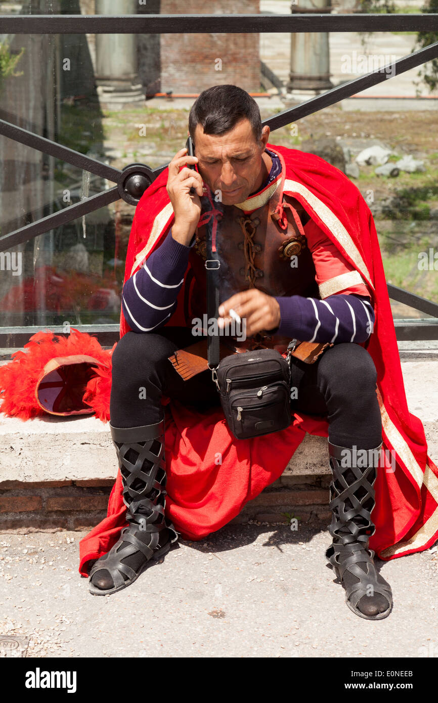 Un acteur dans le costume d'un soldat romain ayant un peu de temps off - candid photo Banque D'Images