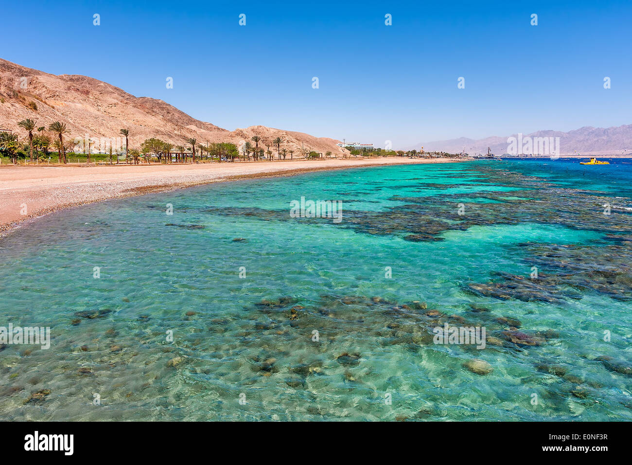 Eau marine et les coraux sous-marins le long de plage vide sur la célèbre station balnéaire d'Eilat sur la mer Rouge en Israël. Banque D'Images
