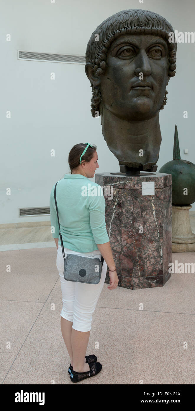 Tête de statue colossale en bronze de Constantin, Musées du Capitole, Rome, Italie Banque D'Images