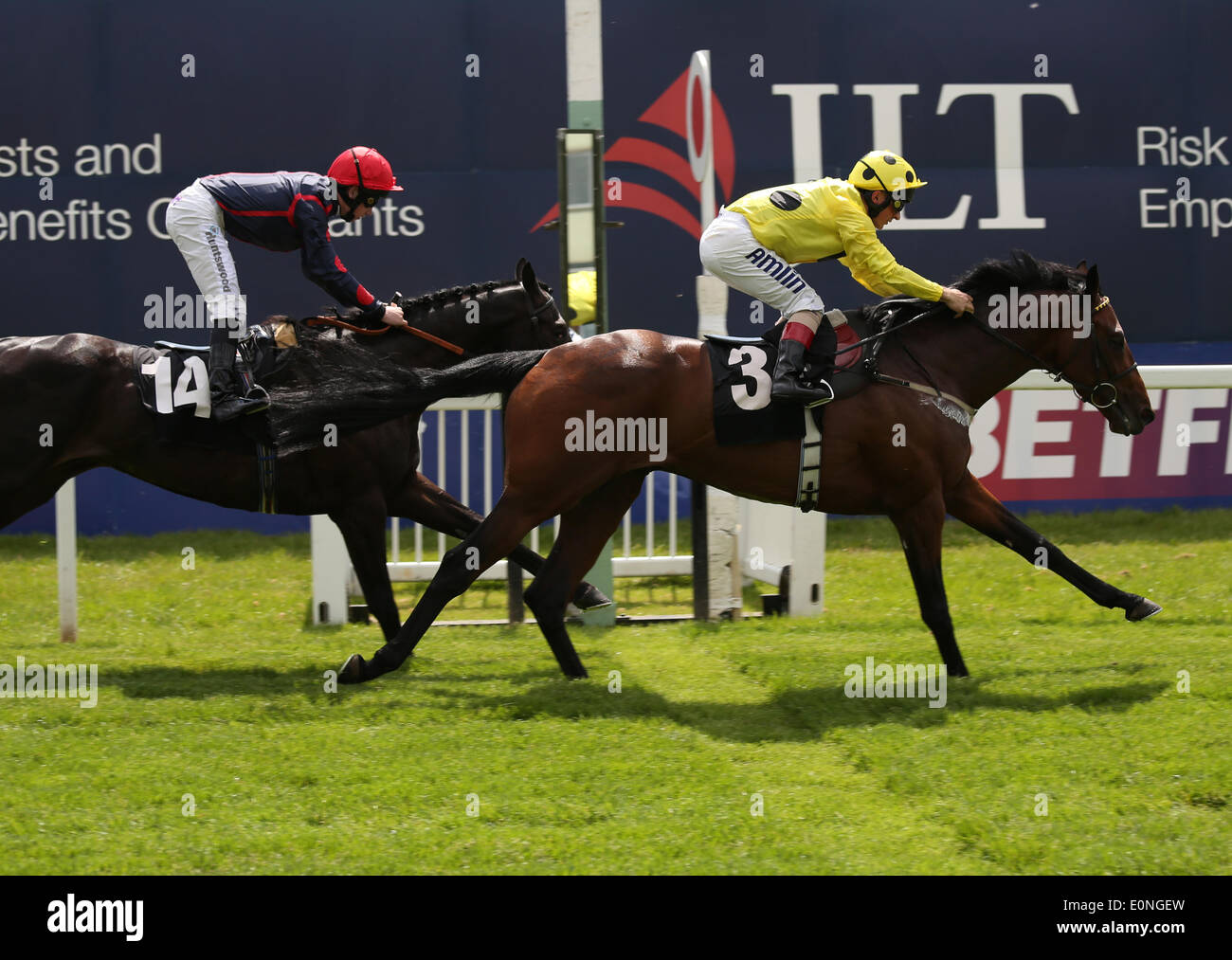 Belfast, Royaume-Uni. 17 mai, 2014. New York sous Andrea Atzeni remporte l'EBF Maiden Stakes Betfred étalons en avant de sourire avec un étranger au cours de l'Oisin Murphy 2014 JLT Lockinge Stakes jour de Newbury. Credit : Action Plus Sport Images/Alamy Live News Banque D'Images