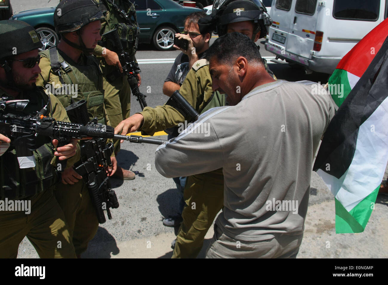 (140517) - Hébron, le 17 mai 2014 (AFP) - Les forces de sécurité israéliennes ont arrêté un Palestinien près de la rue principale entre Hébron et Jérusalem, au cours d'une manifestation marquant le 66e anniversaire de la Nakba dans la ville de Cisjordanie d'Hébron, le 17 mai 2014. (Xinhua/Mamoun Wazwaz) Banque D'Images