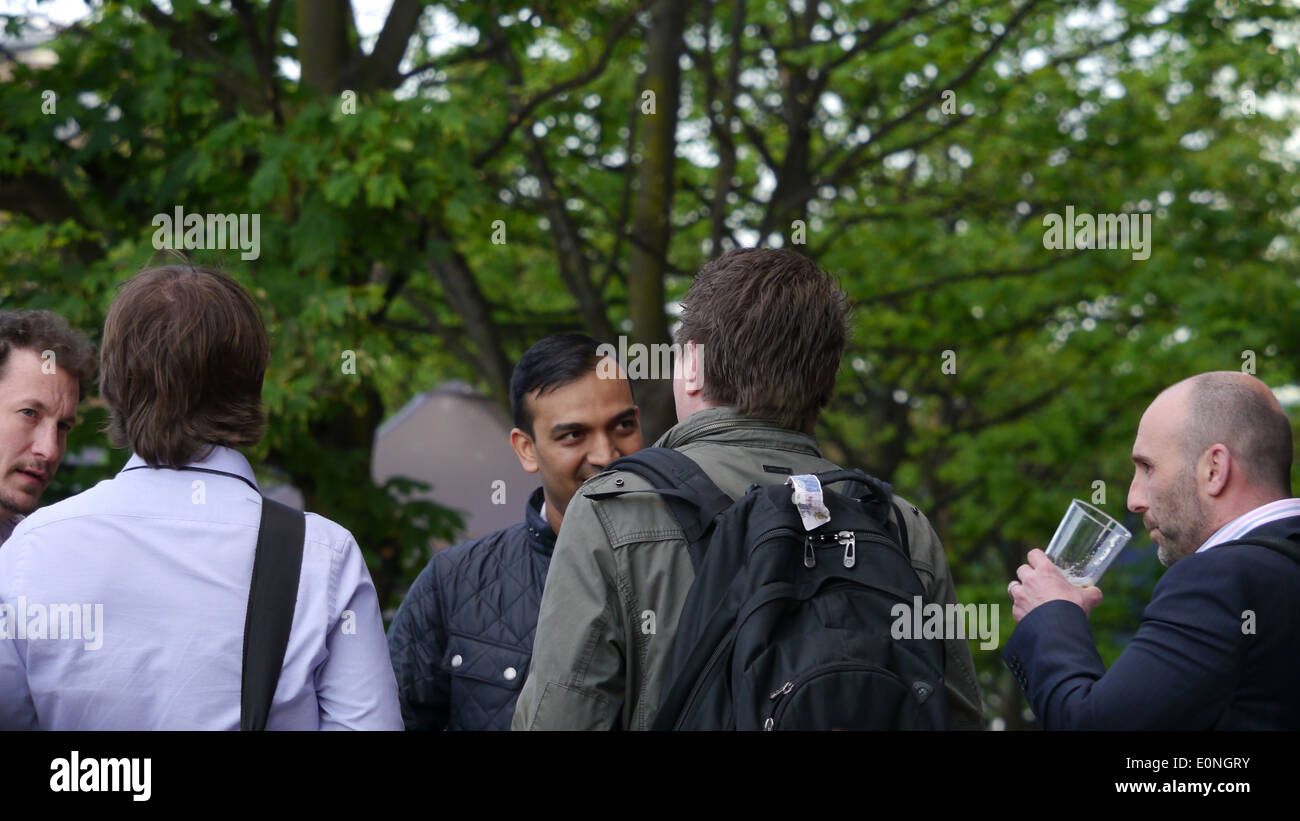 Un groupe d'hommes d'avoir un verre Banque D'Images