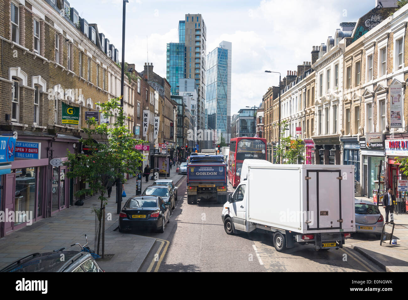 Bethnal Green Road en direction de Shoreditch, East London,UK Banque D'Images