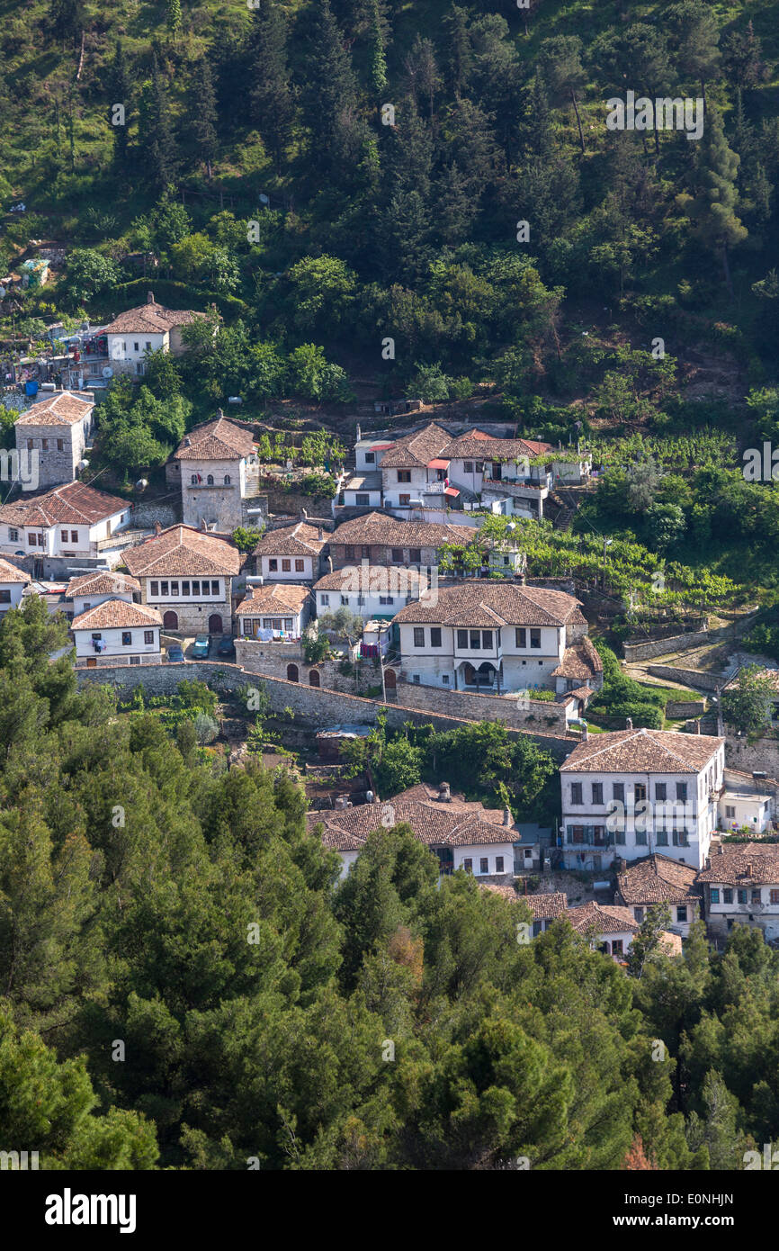 Période Ottomane, maisons de quartier Gorica comme vu du château, la ville de Berat, Albanie Banque D'Images