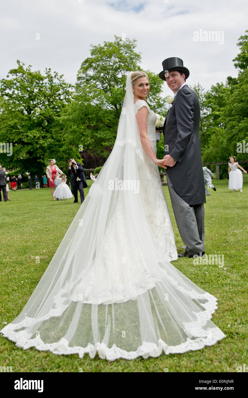 Anton Andreas Comte de Faber-Castell et sa femme Kate se tenir en face de Faber-Castell palais après leur cérémonie de mariage dans la région de Stein près de Nuremberg, Allemagne, 17 mai 2014. Photo : DANIEL KARMANN/dpa Banque D'Images