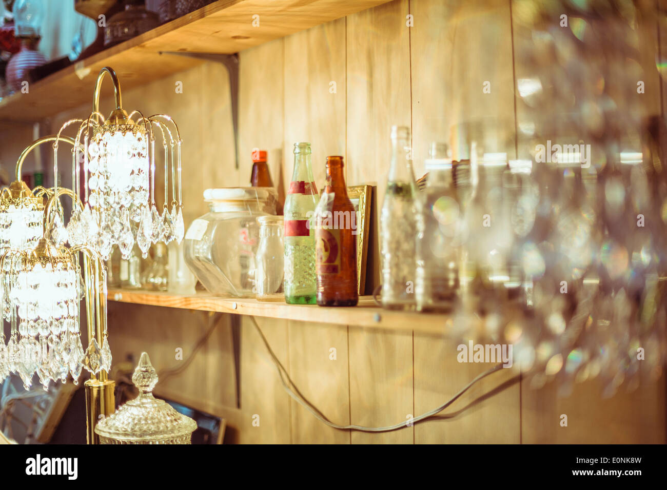 Plateau encombré avec des bouteilles et flacons vintage shop Banque D'Images