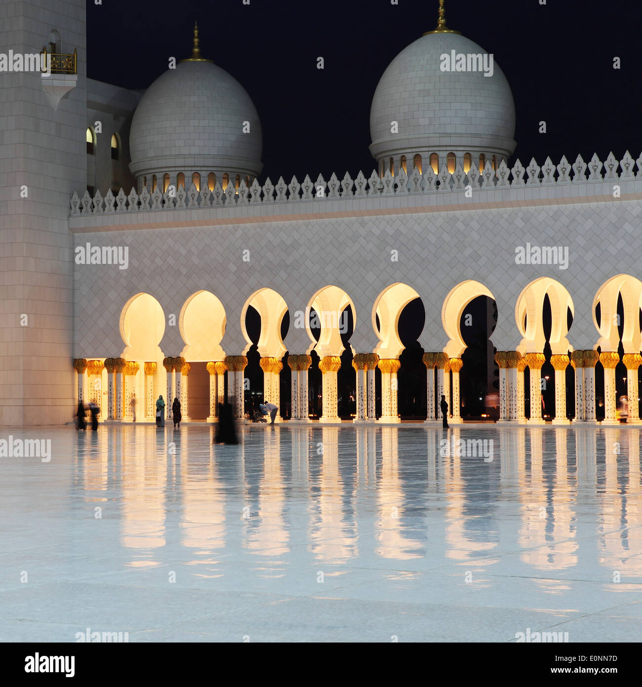 Cour de la Grande Mosquée de Sheikh Zayed à Abu Dhabi. Banque D'Images