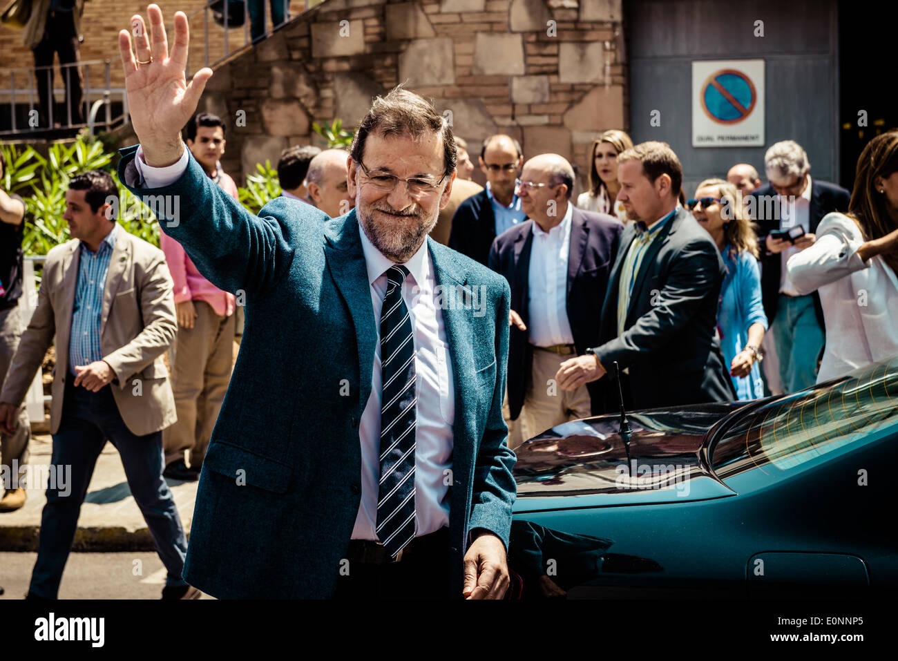 Barcelone, Espagne. May 17th, 2014 : Mariano Rajoy Brey, Président du Gouvernement espagnol, accueille comme il quitte une réunion électorale à Barcelone pour les élections européennes : Crédit matthi/Alamy Live News Banque D'Images