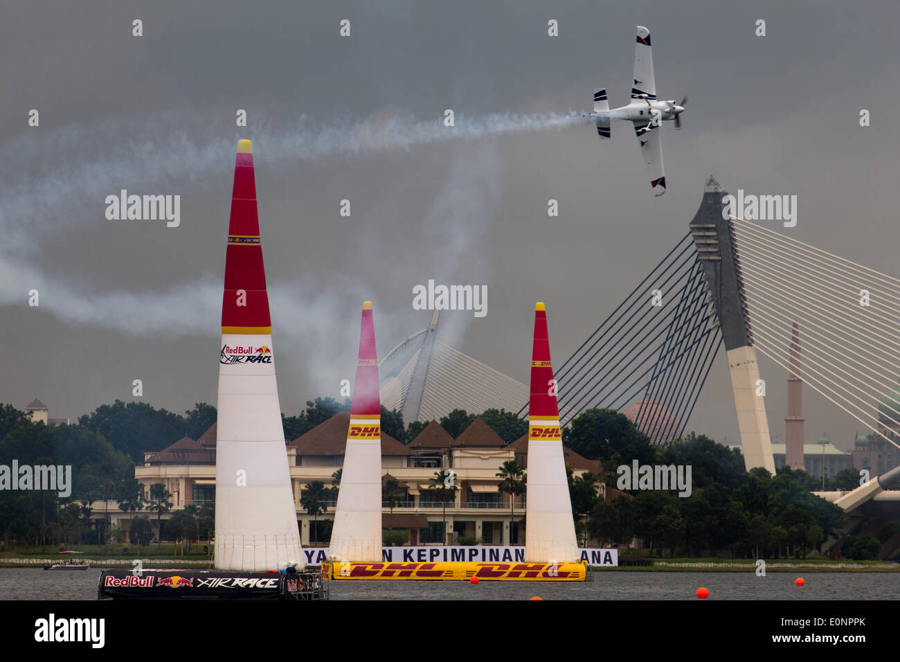 Putrajaya, Malaisie. 17 mai 2014. Session de qualification au cours de la Red Bull Air Race 2014, Putrajaya Putrajaya Lake, Precint 4-6, Putrajaya, Malaisie. le 17 mai 2014. Photo : Sharkawi Che Din/Alamy Live News Banque D'Images