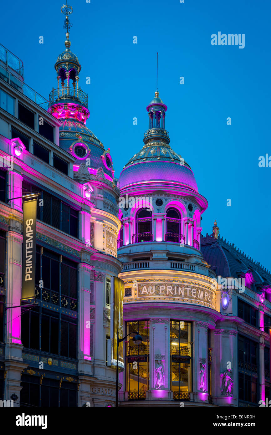 Crépuscule au grand magasin Le Printemps sur le Boulevard Haussmann, Paris France Banque D'Images