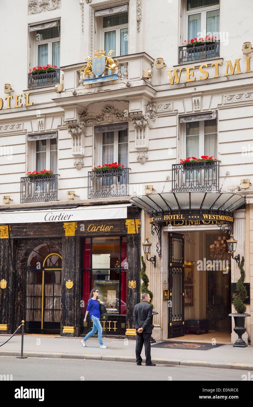 Portier en face de Westminster Hôtel près de la Place Vendôme, Paris France Banque D'Images