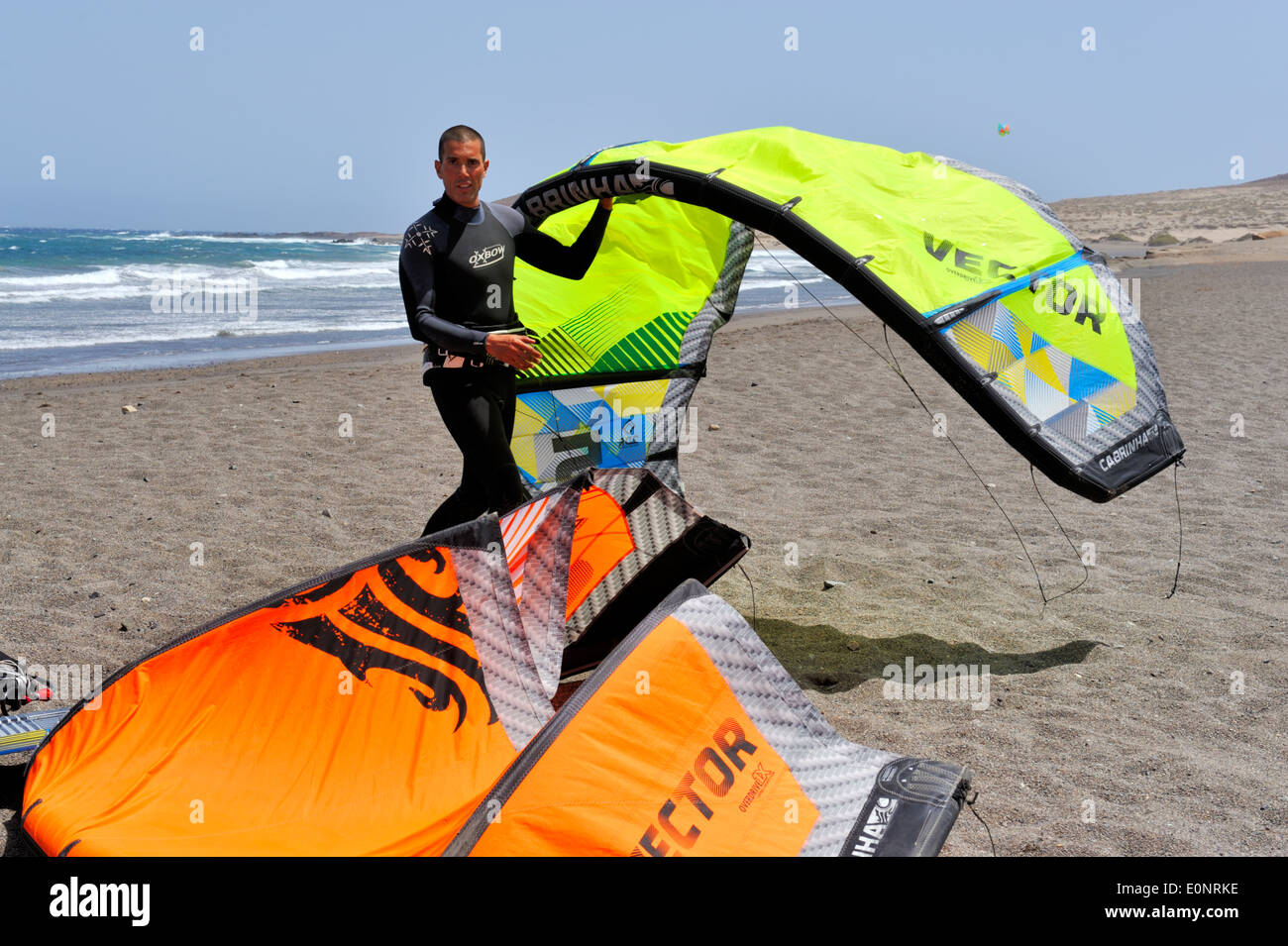Kite surfer sur la plage d'El Medano, Tenerife avec voile et de sélection Banque D'Images