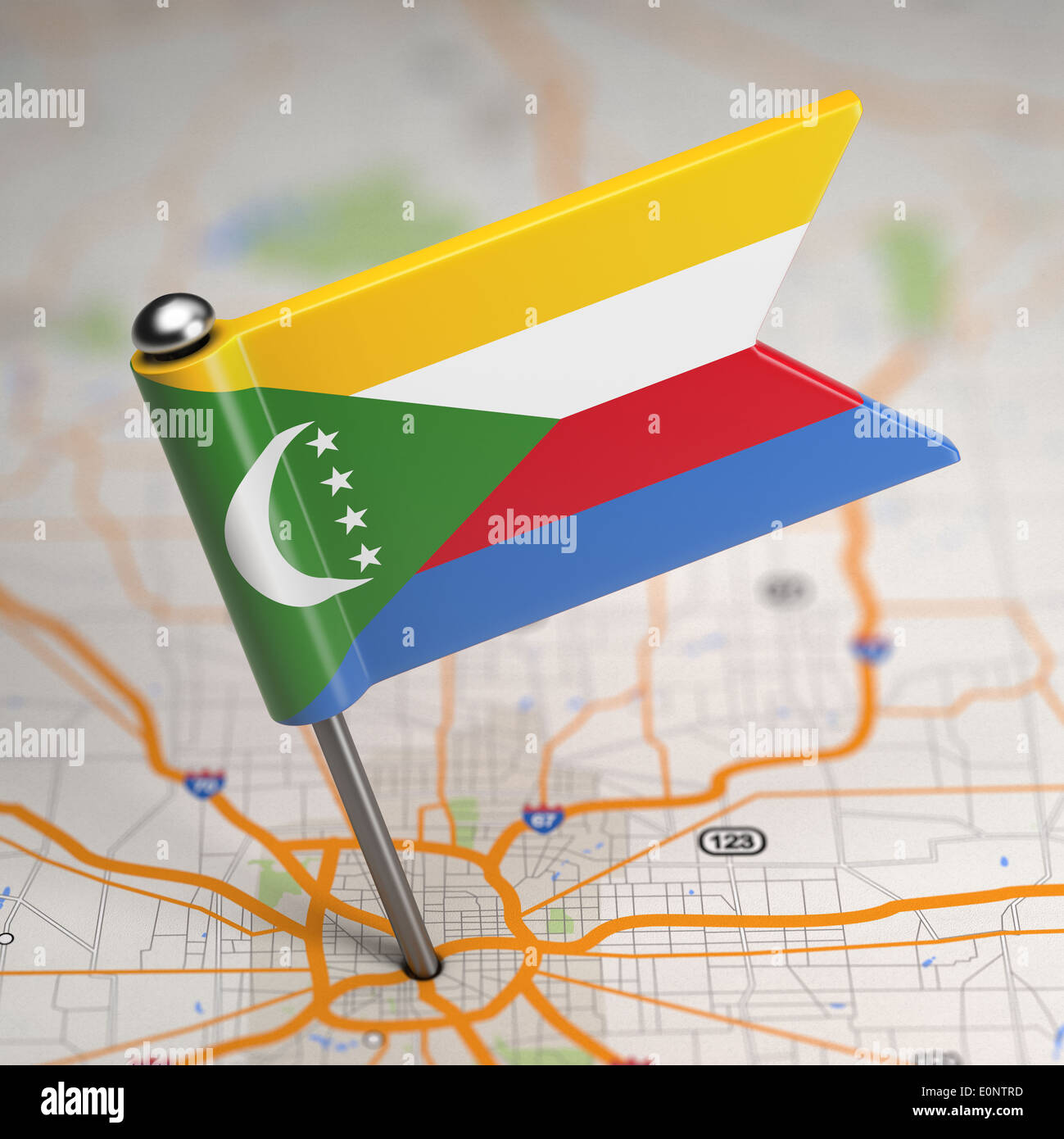 Petit drapeau des Comores sur une carte de fond avec focus sélectif. Banque D'Images