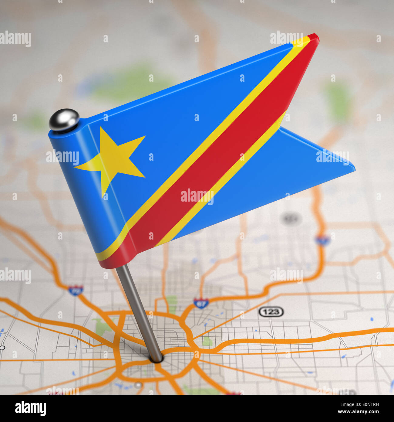 Petit drapeau République démocratique du Congo sur une carte de fond avec focus sélectif. Banque D'Images