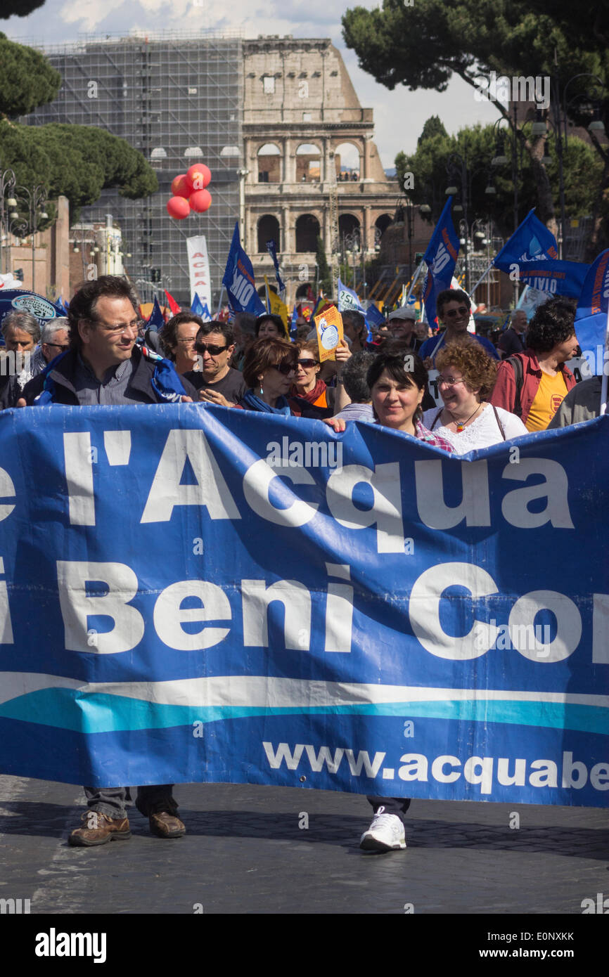 Rome, Italie, 17 mai 2014. Manifestation à Rome contre l'austérité et la privatisation des actifs publics Crédit : Francesco Gustincich/Alamy Live News Banque D'Images