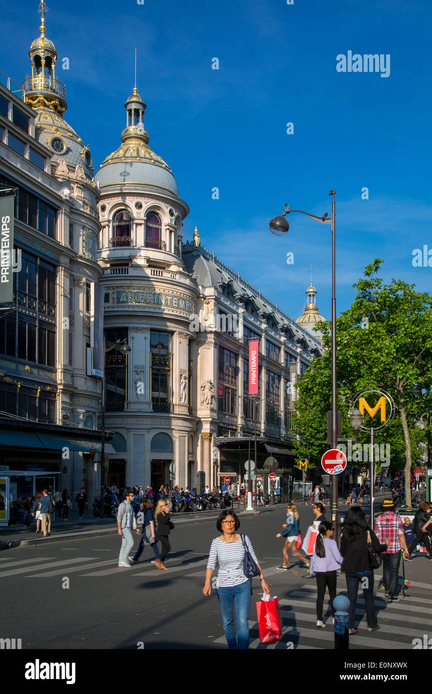 Shoppers le long du Boulevard Haussmann en dessous de grand magasin Le Printemps, Paris France Banque D'Images