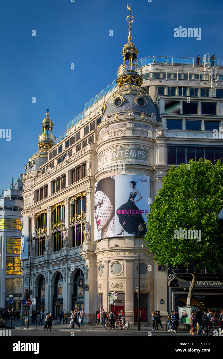 Shoppers le long du Boulevard Haussmann en dessous de grand magasin Le Printemps, Paris France Banque D'Images