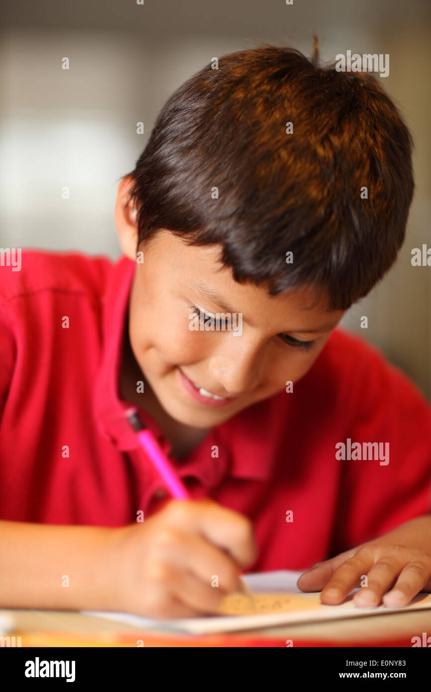 Jeune garçon dessin pour ses devoirs - faible profondeur de champ Banque D'Images
