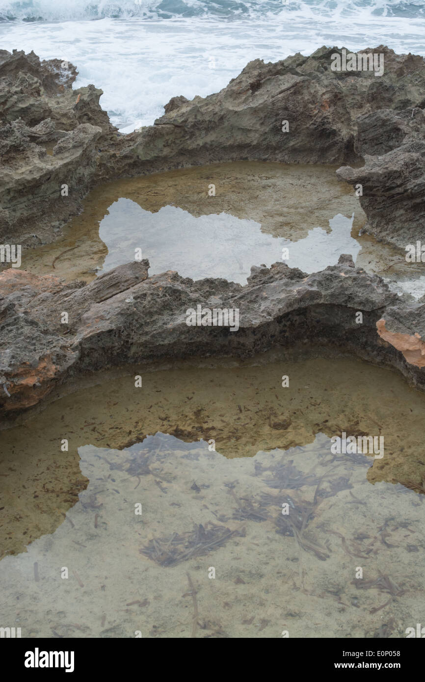 Océan et piscines naturelles processus d'érosion chimique ont lieu — free download