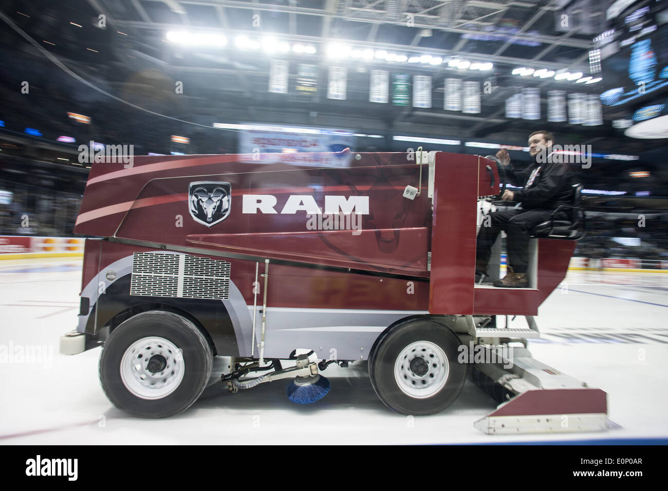 London, Ontario, Canada. 17 mai, 2014. L'un des deux zambonies refait surface la glace entre les périodes à la coupe Memorial 2014, championnats de ligue canadienne de hockey qui se joue à Londres, Ontario Canada. Credit : Mark Spowart/Alamy Live News Banque D'Images