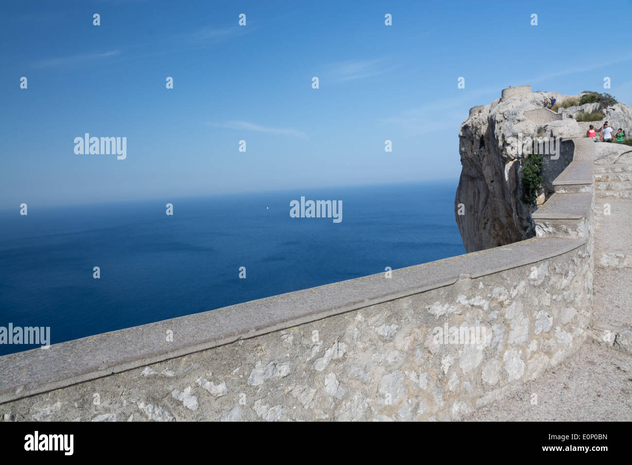 Vertige de la hauteur et se penchant induisant l'horizon - route de Formentor, Majorque. Majorque, Baléares, Espagne. Banque D'Images