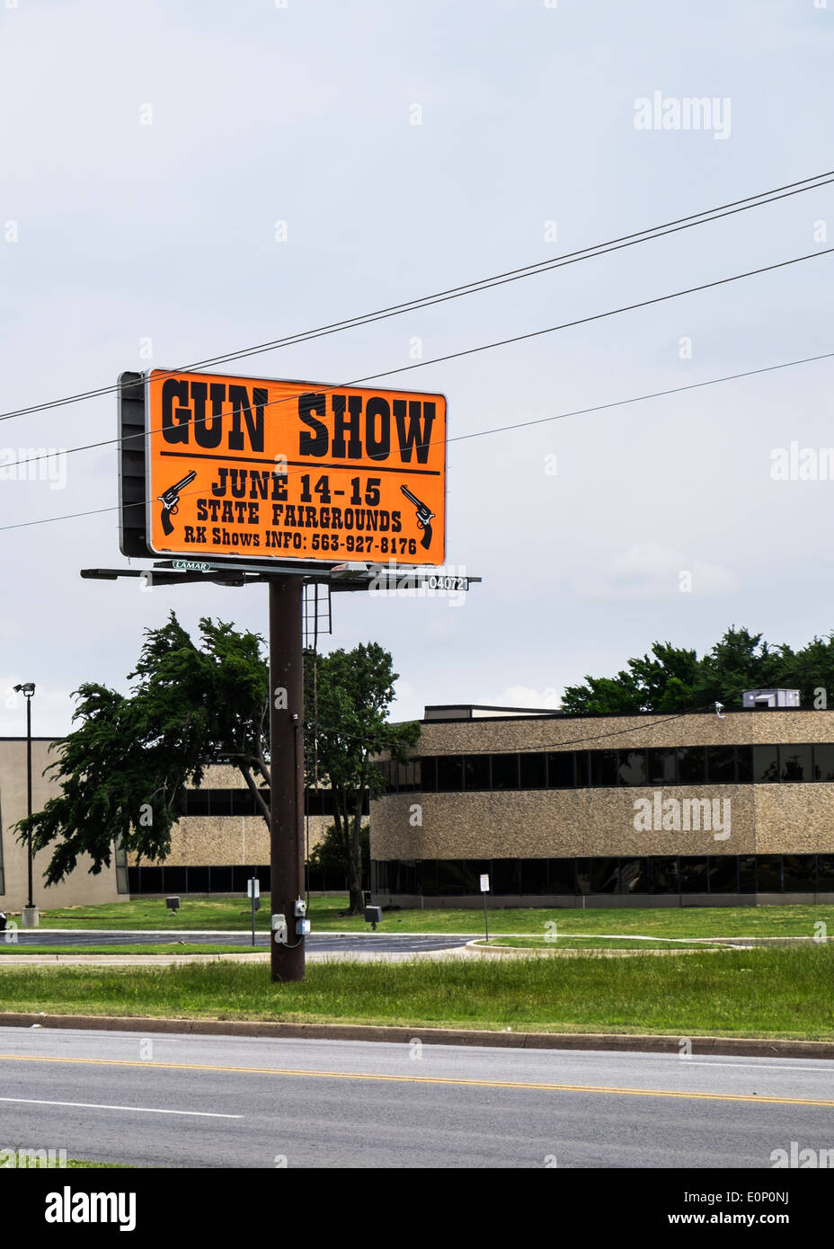 Du côté de la rue une publicité signe une exposition d'armes à feu à Oklahoma City, Oklahoma, USA. Banque D'Images