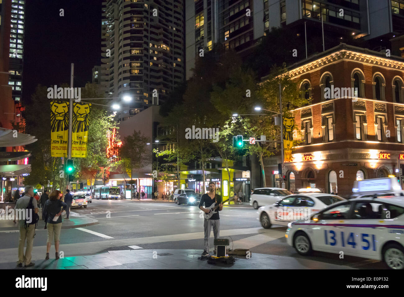 Sydney Australie,George Street,Town Hall,Street musicien,taxi,taxi,trafic,AU140310253 Banque D'Images