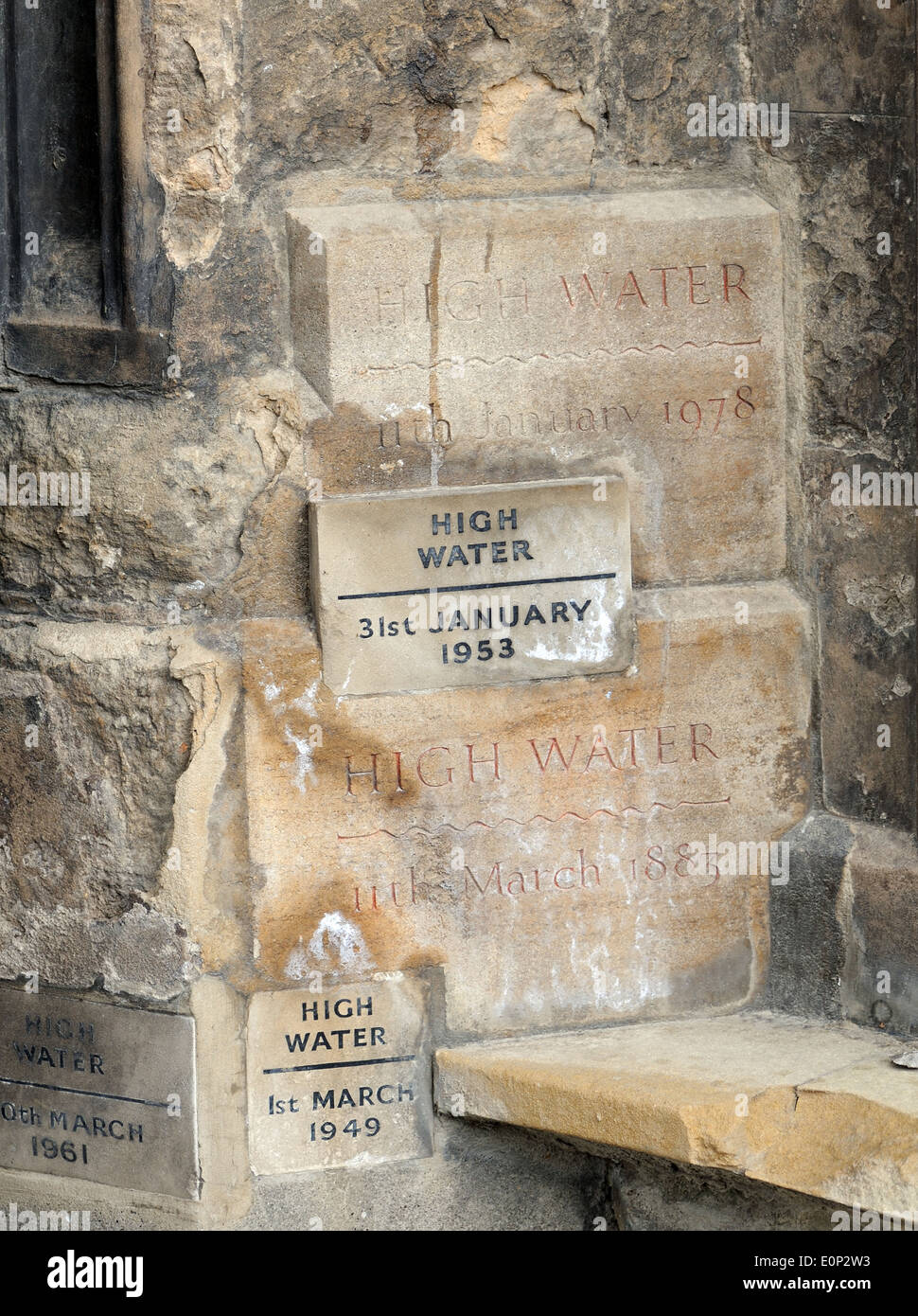 Niveaux de hautes marées historiques gravés sur le mur de l'entrée de l'église St Margarets. King's Lynn, Norfolk. UK. Banque D'Images
