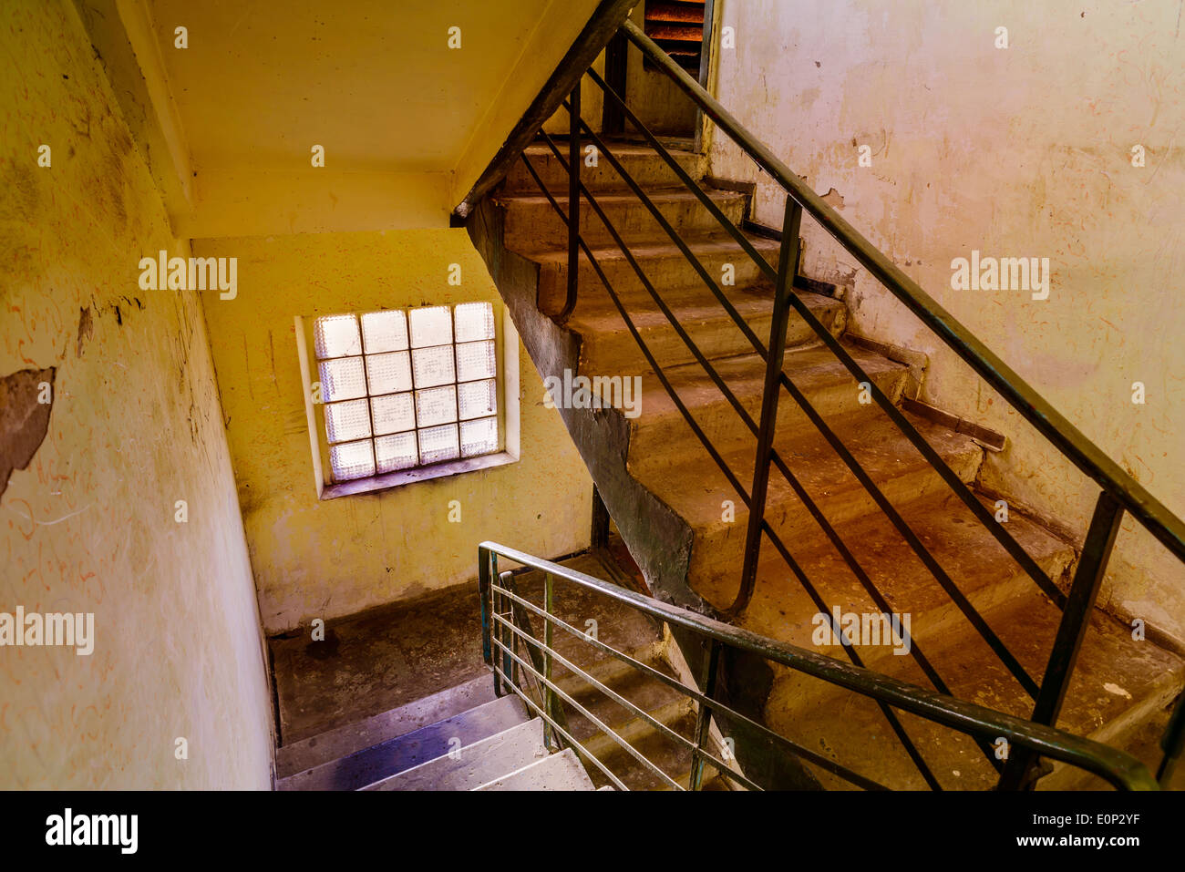 Un escalier avec une fenêtre dans un ancien bâtiment soviétique en Ukraine Banque D'Images