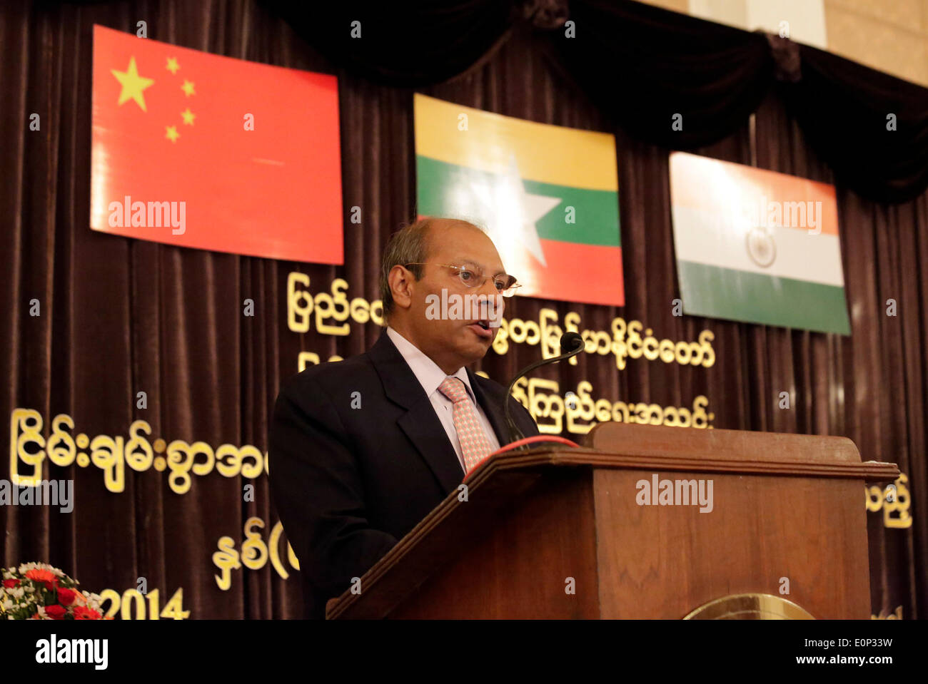 Yangon. 18 mai, 2014. Ambassadeur de l'Inde Myanmar Gautam Mukhopadhaya prononce une allocution lors d'un symposium à Yangon, le 18 mai 2014. Le Myanmar a organisé un symposium ici dimanche pour marquer le 60e anniversaire des cinq principes de la coexistence pacifique, qui tombe le 28 juin. © U Aung/Xinhua/Alamy Live News Banque D'Images